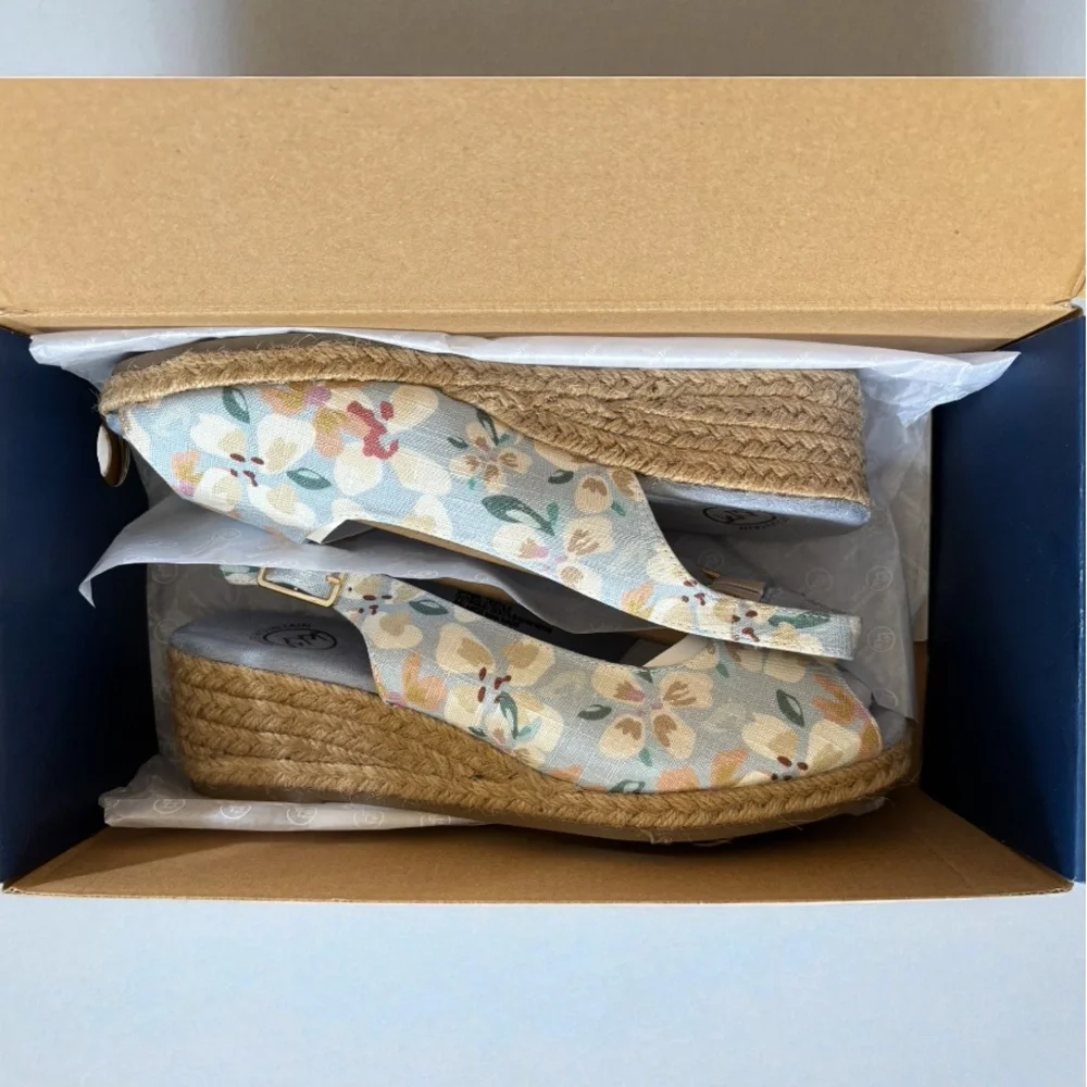 WHITE MOUNTAIN Women's Maize Espadrille Wedge Sandals in Blue Floral (8) (NWT)